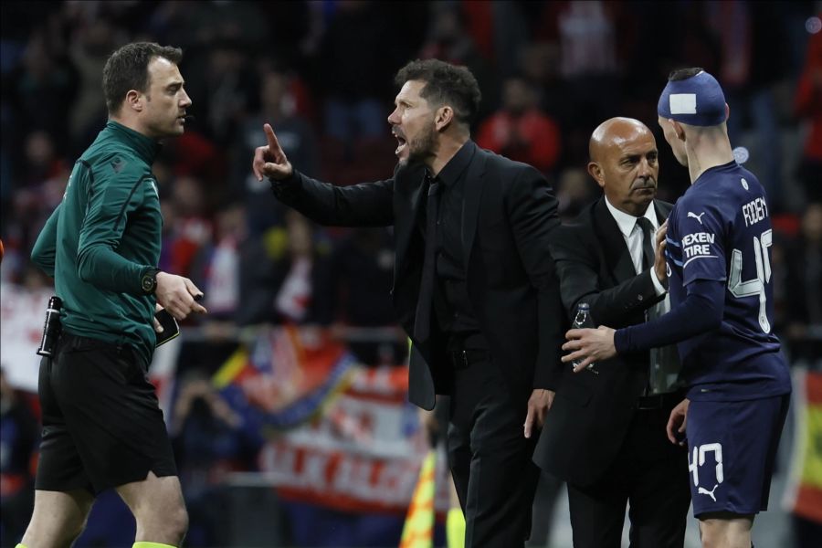 Atléticos Trainer Diego Simeone kann sich am Ende gar nicht mehr beruhigen.