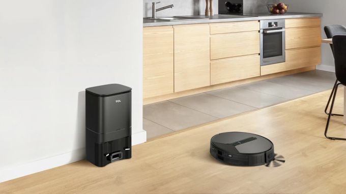 Die «Sweeva»-Saugroboter kommen mit eigener Lade- und Reinigungsstation. TCL Sweeva