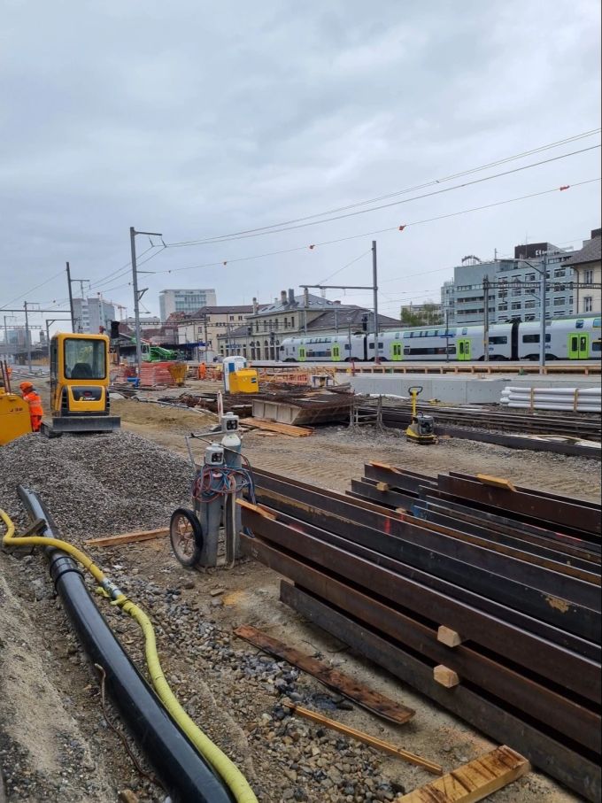 Blick auf die Baustelle am Bahnhof Freiburg. Baustelle Bahnhof Freiburg