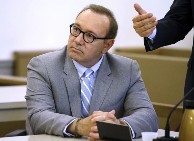 Eine Behörde in Grossbritannien hat wegen sexuellen Übergriffen in vier Fällen Strafanzeige gegen Kevin Spacey (62) gestellt. Kevin Spacey