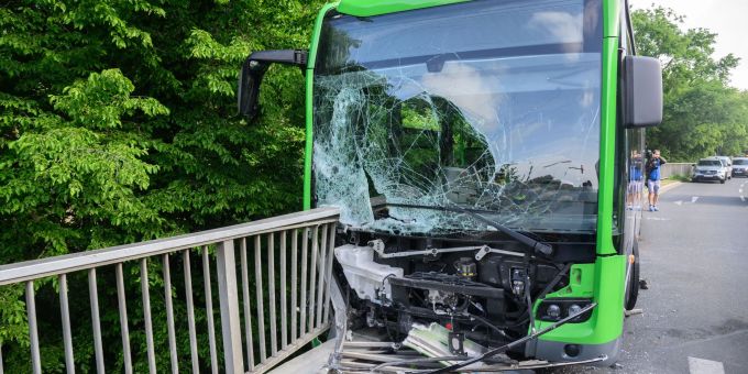 Ein Elektrobus der hannoverschen Verkehrsbetriebe Uestra steht nach einem Unfall verkeilt in einem Stahlgeländer auf einer Überführung im Stadtteil Linden. Ein Elektrobus der hannoverschen Verkehrsbetriebe Uestra steht nach einem Unfall verkeilt in einem Stahlgeländer auf einer Überführung im Stadtteil Linden.