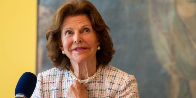 Die schwedische Königin Silvia spricht im Hotel «Bayerischer Hof» auf einem Podium auf einer Veranstaltung des Münchener Presseclubs. Die schwedische Königin Silvia spricht im Hotel «Bayerischer Hof» auf einem Podium auf einer Veranstaltung des Münchener Presseclubs.