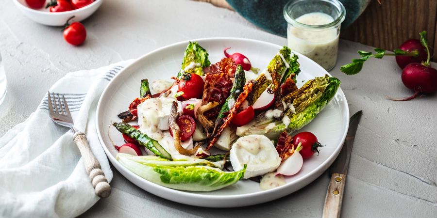 Teller Salat Ziegenkäse Kartoffeldressing Besteck Serviette