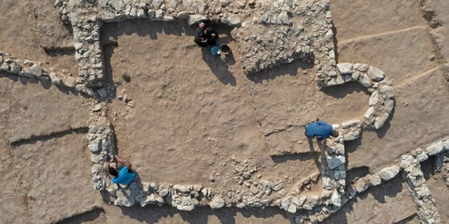 Luftaufnahme einer in der Wüste Nagev ausgegrabenen Moschee