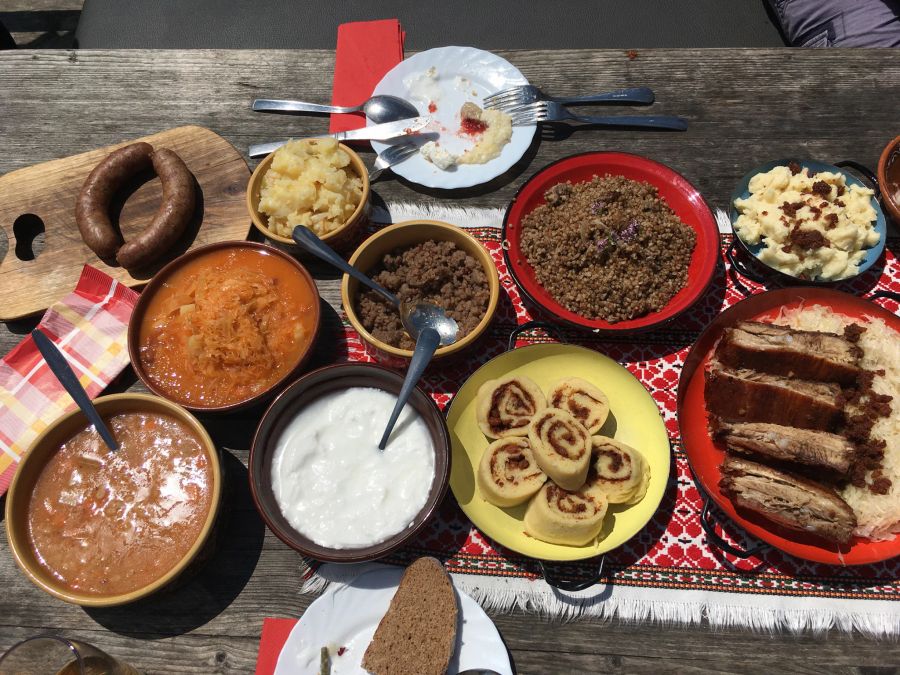 Tisch Holz Töpfe Gerichte Strudel Fleisch Braten