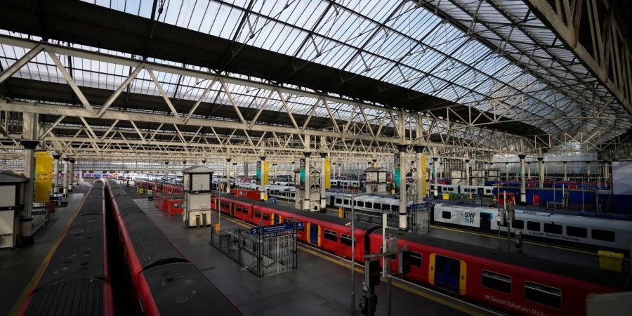 Züge stehen auf den Gleisen im Bahnhof Waterloo bei einem landesweiten Streik der Gewerkschaft Rail, Maritime and Transport (RMT), zusammen mit den Beschäftigten der Londoner U-Bahn.