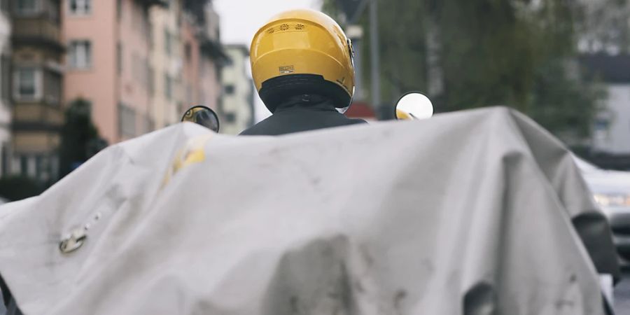 Kommt der Briefträger in der Zukunft noch täglich? Der Bundesrat lässt Vorschläge von einer Expertenkommission zur Post-Grundversorgung prüfen. (Themenbild)