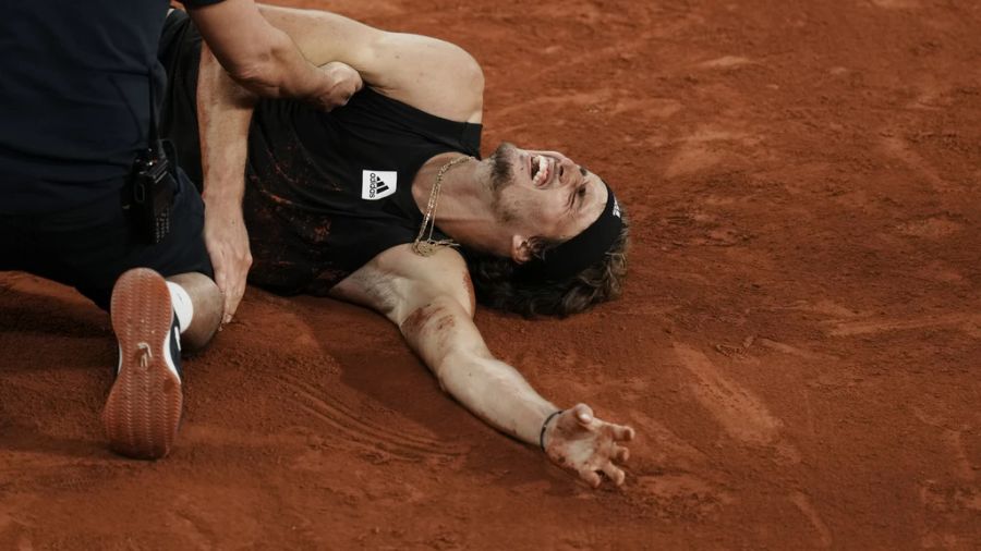 Im French-Open-Halbfinal knickt der Deutsche um.