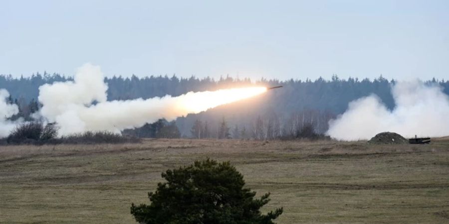 Das Artilleriesystem MLRS feuert eine Rakete ab.