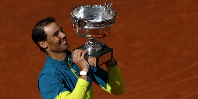 Rafael Nadal mit der Trophäe nach seinem 14. Triumph bei den French Open. Rafael Nadal French Open