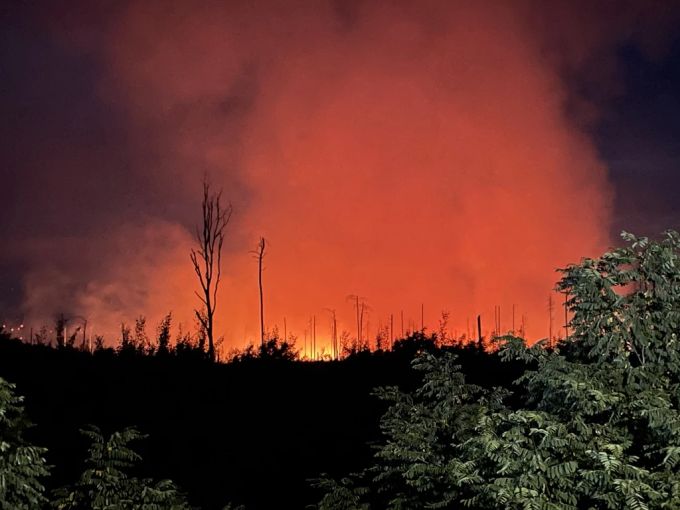 Der Nachthimmel über der brandenburgischen Stadt Treuenbrietzen wird durch das Feuer eines Waldbrandes erleuchtet. Treuenbrietzen