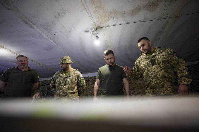 Wolodymyr Selenskyj bei einem Besuch nahe der Frontlinien im Ukraine-Krieg. Wolodymyr Selenskyj Ukraine-Krieg