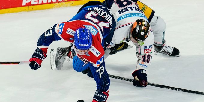 Mannheims Markus Hännikäinen (l) und Berlins Jonas Müller kämpfen um den Puck. Mannheims Markus Hännikäinen (l) und Berlins Jonas Müller kämpfen um den Puck.