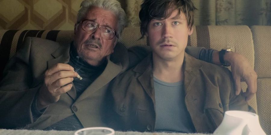 «Stasikomödie»: Stasi-Offizier Siemens (Henry Hübchen) mit seinem Mitarbeiter Ludger (David Kross).