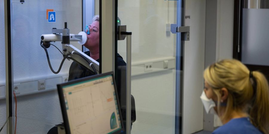 Beschwerden, die länger als zwölf Wochen nach einer Infektion mit dem Corona-Virus bestehen, werden als Post Covid bezeichnet.