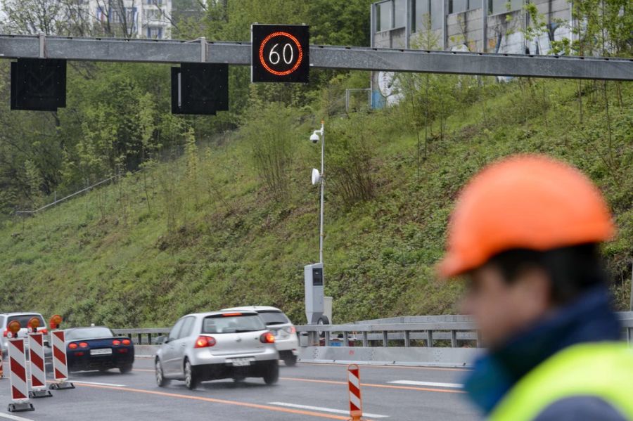 Tempo 60 in der Nähe der Baustelle des Chillon-Viadukts der Autobahn A9 bei Pertuis-Montagne VS.