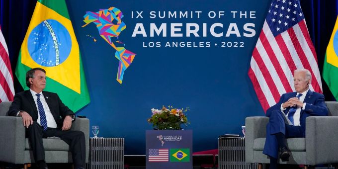 Haben sich erstmals getroffen: US-Präsident Joe Biden (r) und sein brasilianischer Amtskollege Jair Bolsonaro. Evan Vucci/AP/dpa Amerika-Gipfel