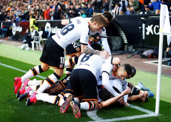La Liga: Der FC Valenica feiert einen Treffer gegen den FC Barcelona. La Liga