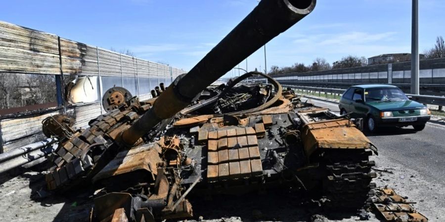 Zerstörter russischer Panzer in der Ukraine