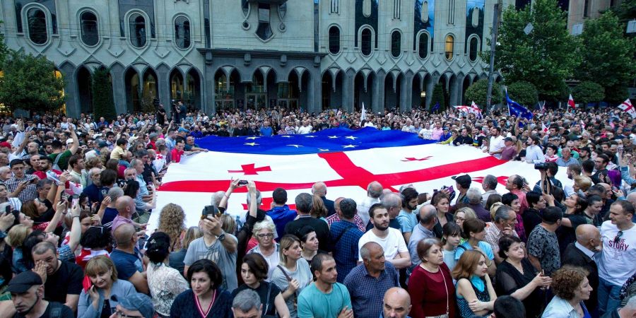 Vor dem Parlamentsgebäude in Georgiens Hauptstadt Tiflis demonstrieren Tausende Menschen für den Beitritt ihres Landes in die Europäische Union.