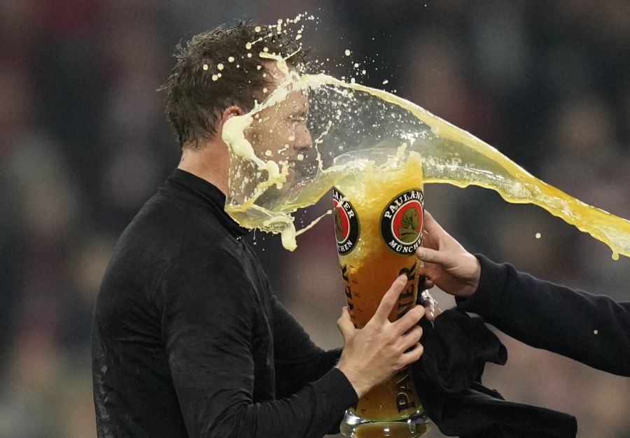 Diesen feierte man traditionell mit viel Bier. Hier muss auch Trainer Julian Nagelsmann dran glauben.