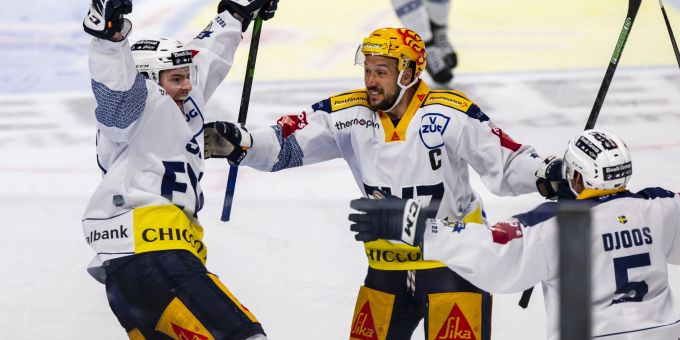 Jubel bei den Zugern nach dem Tor zum 3:1 gegen die ZSC Lions. National League