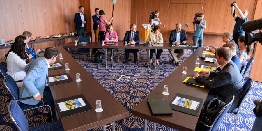 Die Verhandlungsteams von CDU (M), FDP (r) und Grünen in einem Kieler Hotel.