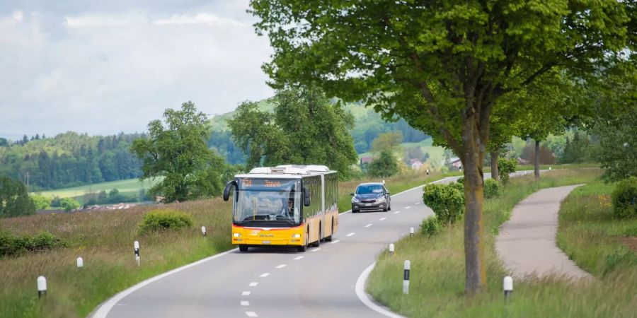 Bus Richtung Jonen (AG) auf der Zugerstrasse.