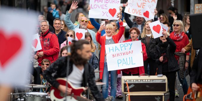 Zahlreiche Fans kamen zum Dreh des Flashmob-Videos für Paul McCartney auf die Hamburger Reeperbahn Zahlreiche Fans kamen zum Dreh des Flashmob-Videos für Paul McCartney auf die Hamburger Reeperbahn