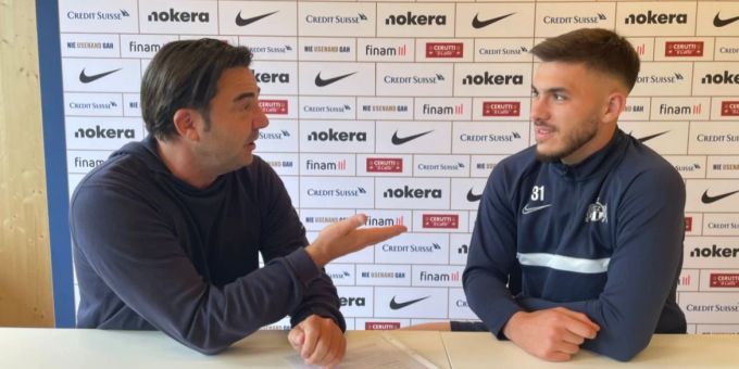 Nau-Fussball-Chefreporter Mischi Wettstein (l.) im Gespräch mit Mirlind Kryeziu vom FC Zürich. FC Zürich