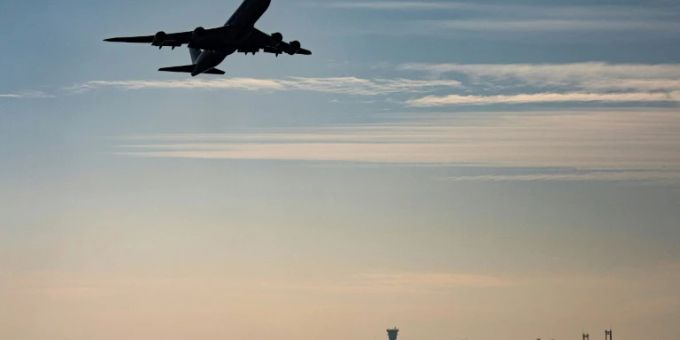 Um hohe Mieten zu sparen, pendeln manche Arbeiter sogar mit dem Flugzeug. Flugzeug