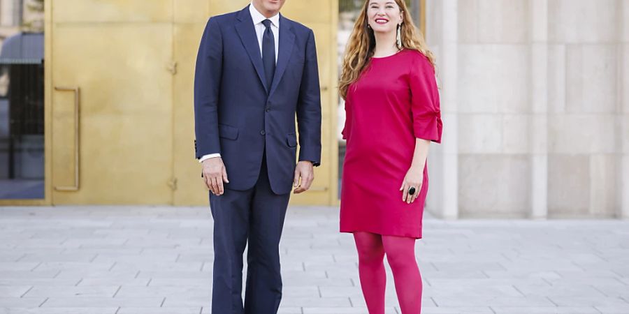Philipp M. Hildebrand, neuer Präsident Zürcher Kunstgesellschaft, links, und Ann Demeester, neue Direktorin Kunsthaus Zürich, am Montag vor dem Kunsthaus Zürich.