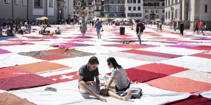 Menschen verweilen auf einem «Picknick-Tuch», einem Projekt unter dem Namen «Bignik» in der St. Galler Innenstadt. Sankt Gallen