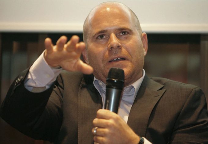 Art Basel-Direktor Marc Spiegler spricht an einem Podiumsgespräch. (Archivbild) Marc Spiegler