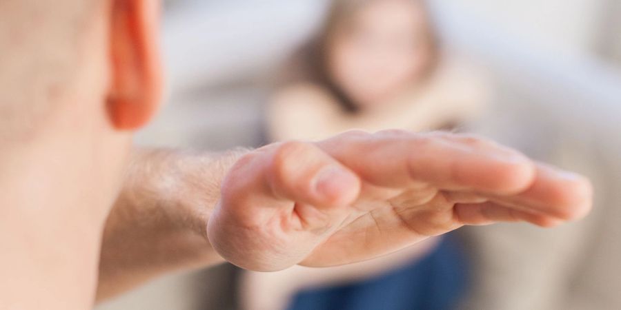 Eine zwischenzeitliche Versöhnung ist kein Freifahrtschein: Auch noch Jahre später kann man nach einer erlittenen Verletzung während eines Ehestreits Schmerzensgeld geltend machen.