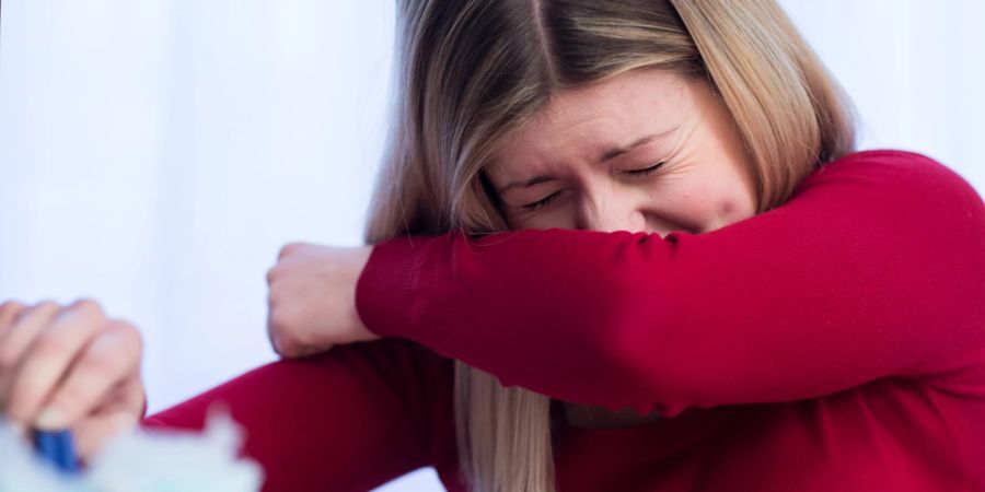 Frau Niesen Pulli rot Taschentuch