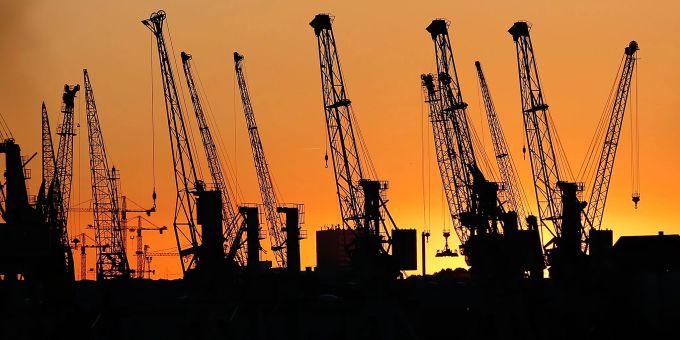 Kräne im Hamburger Hafen: Der IWF schraubt seine Wachstumsprognose für die Wirtschaft nach unten. IWF