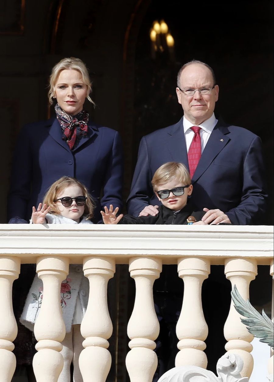 Normalerweise zeigt sich die vierköpfige Familie vollständig auf dem Balkon.