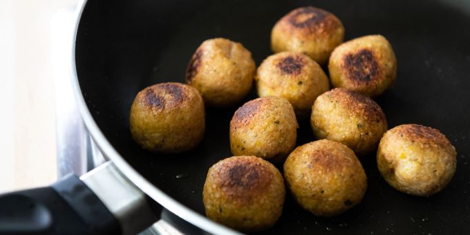Falafelbällchen passen ins Fladenbrot, ins Sandwich oder in den Salat – und lassen sich zu Huse mit wenigen Zutaten selber machen. Wer keine Fritteuse hat, kann dafür auch die Pfanne nehmen. Pfanne Falafel Kichererbse Teflon