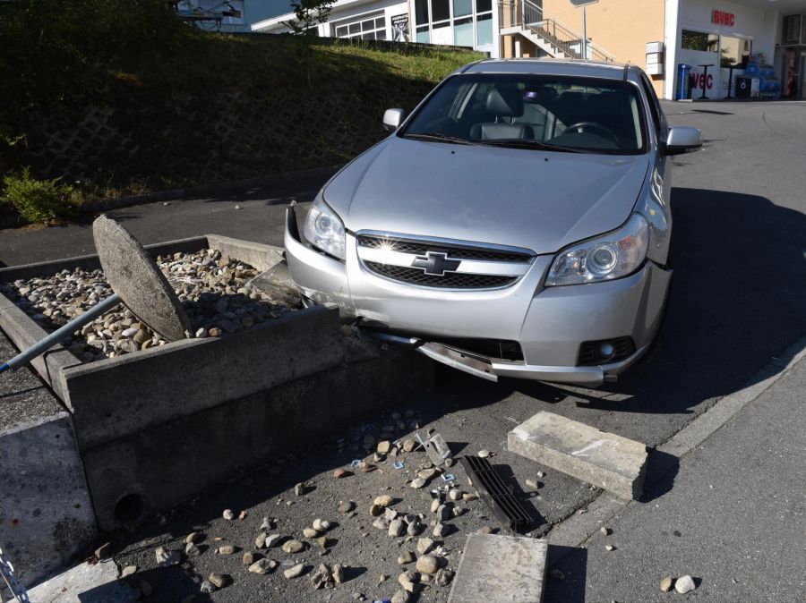 Luzern: Lenker kollidiert mit Mauer