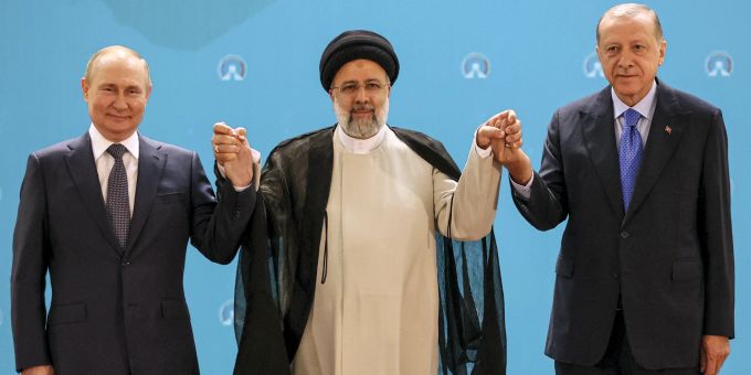 Kreml-Chef Putin (l.), Irans Präsident Ebrahim Raisi (M.) und der türkische Staatschef Recep Tayyip Erdogan an ihrem Spitzentreffen in Teheran. putin ukraine-krieg