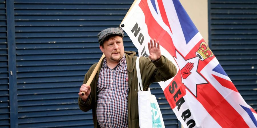 Ein Demonstrant, der gegen das Nordirland-Protokoll protestiert, im nordirischen Belfast.