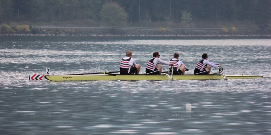 Ruderclub Baden: Der 4- der Elite Herren auf der Zielgeraden - Baden