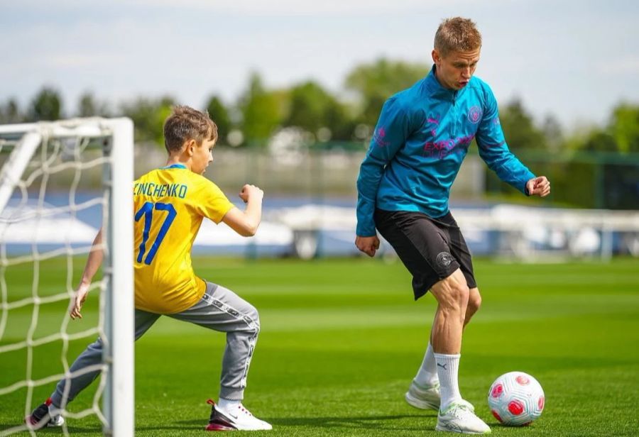 Oleksander Zinchenko bereitet dem kleinen Andriy eine grosse Freude.