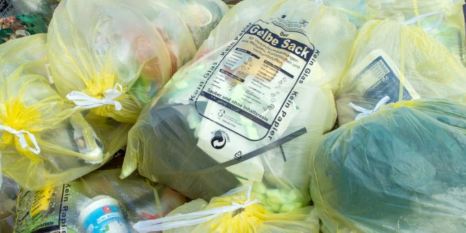In Deutschland fehlen in vielen Kommunen derzeit immer wieder die sogenannten Gelben Säcke zur Entsorgung von Verpackungsmüll. In Deutschland fehlen in vielen Kommunen derzeit immer wieder die sogenannten Gelben Säcke zur Entsorgung von Verpackungsmüll.