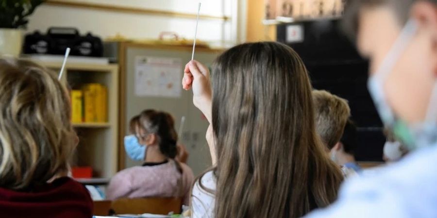 Schüler in Berlin bei Corona-Schnelltest in der Klasse