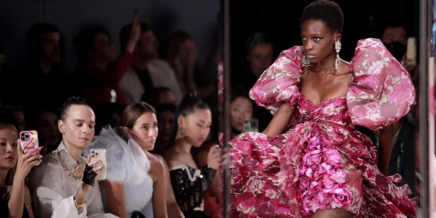 Ein Model präsentiert eine Kreation von Giambattista Valli.