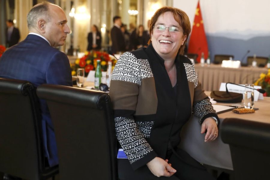 Magdalena Martullo-Blocher, CEO der EMS-Gruppe, rechts, sitzt neben Joe Jimenez, CEO von Novartis, während einem «Business Roundtable» mit Chinas Präsident Xi Jinping während dessen Staatsbesuch im Januar 2017, in Bern.