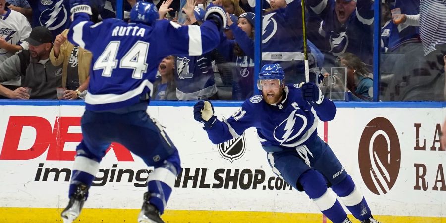 Tampa Bays Steven Stamkos (r) feiert seinen Siegtreffer mit Jan Rutta.