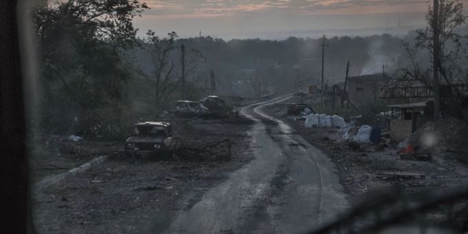 Zerstörte Autos liegen auf einer Strasse bei Sjewjerodonezk am 8. Juni 2022. Ukraine Krieg
